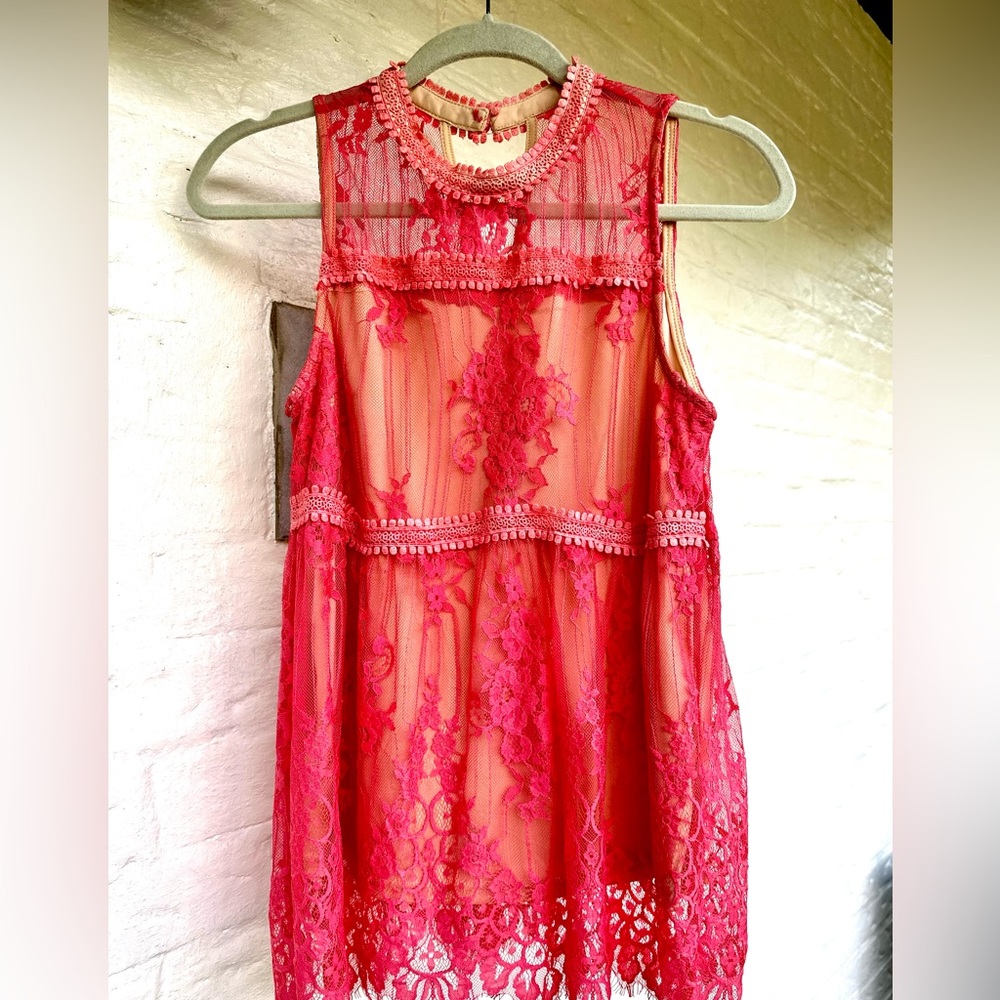 Andree by Unit (Boutique) NWT -size small- Coral lacy detailed top